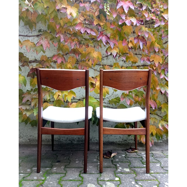 Teak frames in good condition (some slight signs of wear) and reupholstered seats (white loop fabric). We love everything...