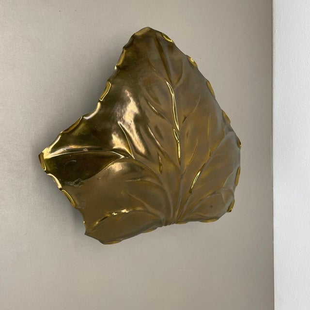 Article: Wall light Origin: Italy Producer: Ravarini Castoldi, Milano Italy (See label and print on the brass shade) Age:...