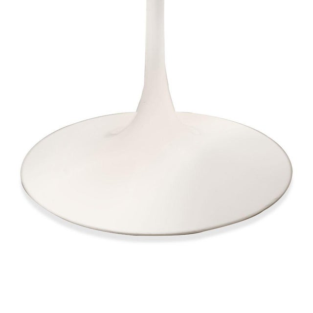 The Knoll Saarinen Round Side Table, designed by Eero Saarinen, is a masterclass in simplicity and proportion. Part of the...