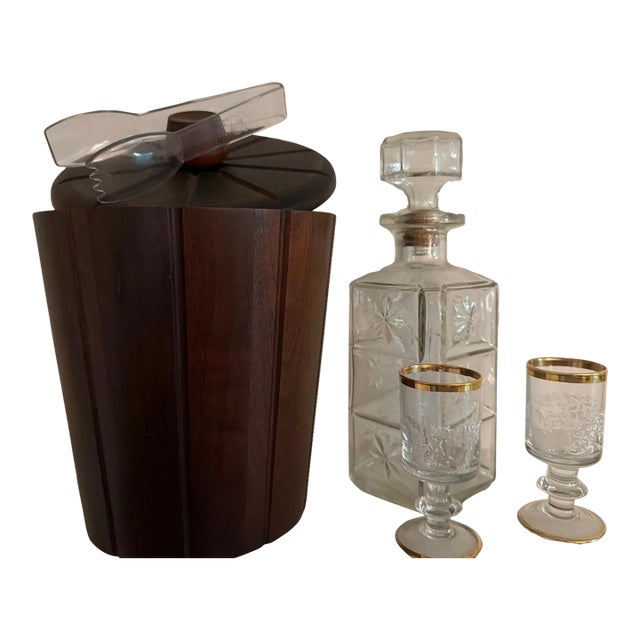 1960s Mid-Century Modern Bar Set Wooden Ice Bucket & Tongs, Decanter & Glasses - Set of 5 For Sale