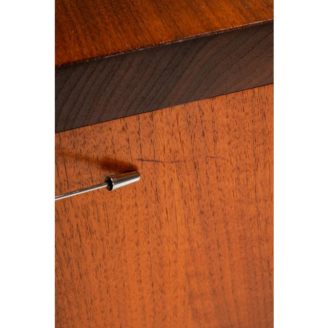 Substantial Handmade Minimalist MCM Custom-Made Studio / Gallery Dining Table W/ Matching Benches Set in Walnut, Usa, C. 1980s For Sale - Image 17 of 17