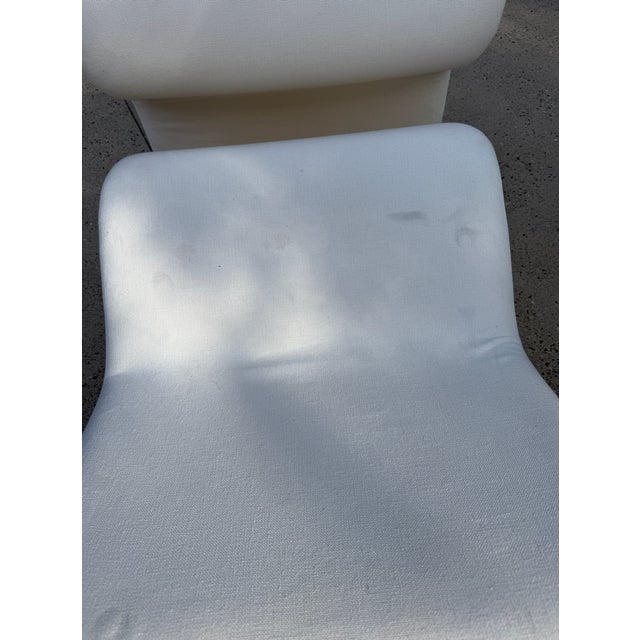 1950s Postmodern Sculptural Chaise Lounge With Matching Ottoman in Cream Linen For Sale In Los Angeles - Image 6 of 7