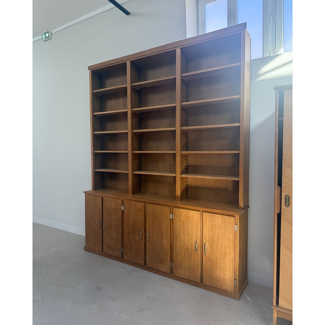 Large oak bookcase dating from the 1950s. Standing 2.5 meters tall and over 2 meters wide, it offers exceptional storage...