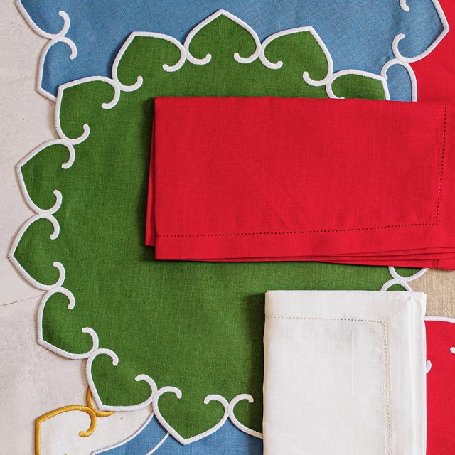 The example of easygoing elegance, these 100% linen Tessuti Sage Green Round Placemats (Set of 4) are coated in a light...