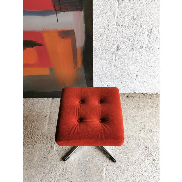 This swivel club stool dates from the 1960s and was made in Belgium. -Seat height 42 cm -Seating area 40 x 40 cm...