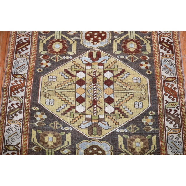 1930s Persian Bakhtiari scatter Size rug rug no. j3248 Size 3' 9" x 5' (114 x 152 cm)