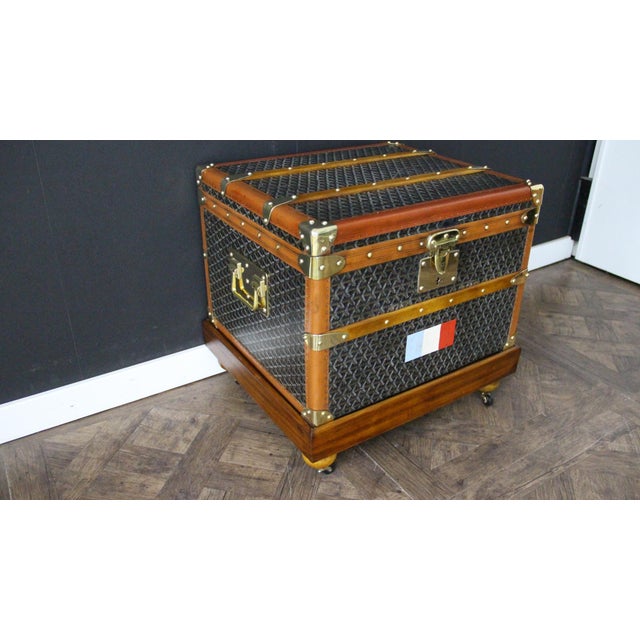 This magnificent little Goyard hat box is truly exceptional. Indeed, its proportions are very rare. It features the highly...