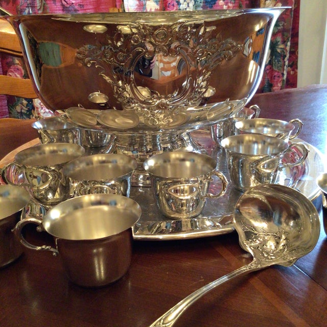 Vintage Oneida Castle Court Silver Plated Punch Bowl Set-Punch Bowl, 12 Cups, 2 Ladles, 1 Platter-Set of 16 For Sale - Image 12 of 12