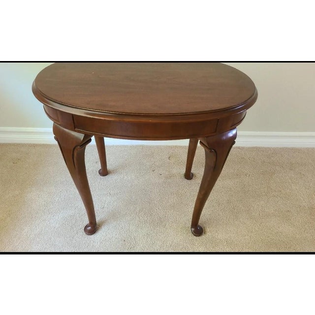 Description Elegant Drexel Heritage oval accent table featuring a rich cherry finish and graceful Queen Anne cabriole...