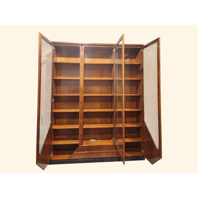 Timeless, elegant and daring design, in a vintage style, made entirely of oak root wood, both inside and outside. It is...