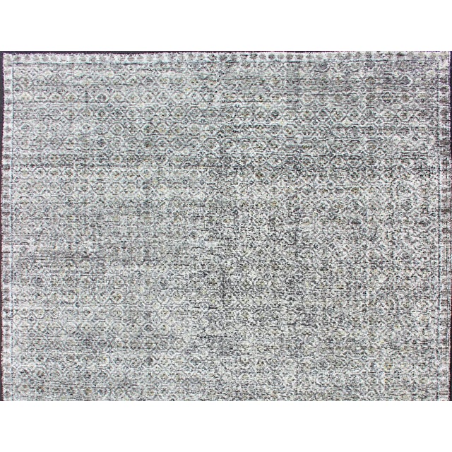 Shades of cream, light yellow, and charcoal modern Indian piled rug, rug , country of origin / type: India / Indian Modern...