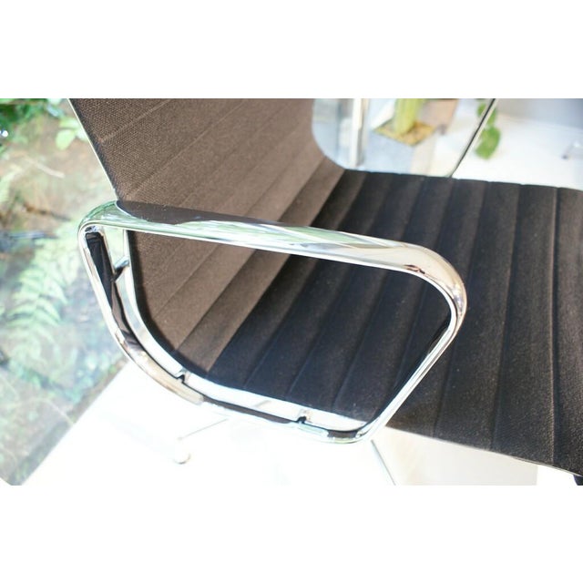 Aluminum Chairs in Hopsak Black by Charles and Ray Eames for Vitra, Set of 4 For Sale - Image 12 of 15