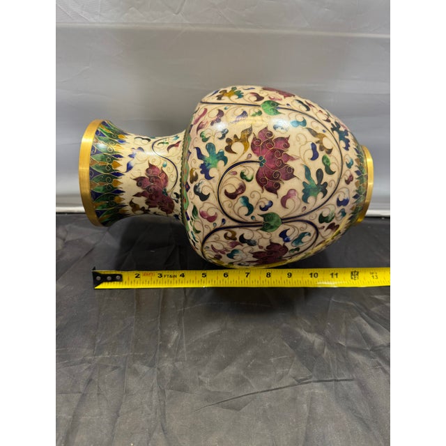 1970s Robert Kuo Signed Chinese Cloisonne Vase 12" Floral Vines Cream Enamel Vintage For Sale - Image 5 of 7