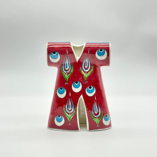 2020s Handmade Ceramic Ottoman Kaftan Sculpture (13cm) – Red “Nazar” Evil Eye & Tulip Pattern – Cultural Shelf Decor For Sale - Image 5 of 8