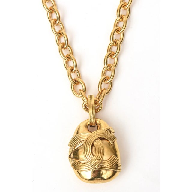 Modern Chanel Signed Gold Plated Chain Necklace With CC Pendant 90's For Sale - Image 3 of 10