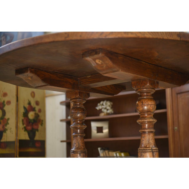 Early 20th Century Circular Oak Table, 1920s, in Very Good conditions. Designed 1920 to 1949
