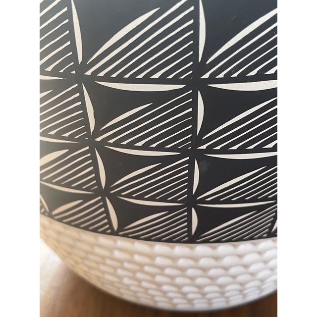 Early Vintage Katherine Victorino Acoma Pueblo Fine Line Pottery Vase – Signed K. V. For Sale - Image 9 of 12