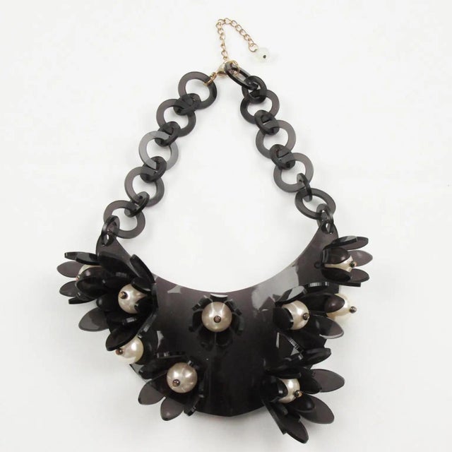 Contemporary Anthracite Gray Acrylic Necklace with Flowers and Pearls For Sale - Image 3 of 9