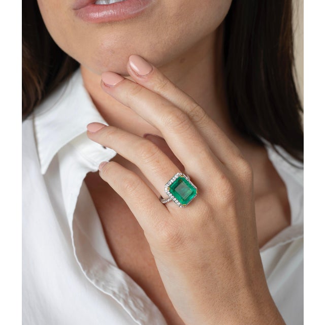 8 carat Colombian Emerald in 18K White Gold Diamond Halo Ring, Size 7 For Sale - Image 4 of 6