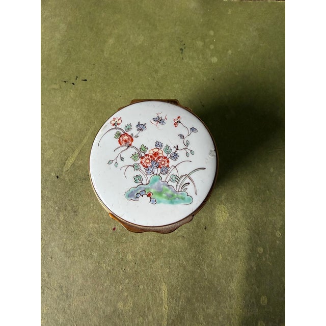 Chantilly Kakiemon Circular Soft Paste Snuff Box, Circa 1745 For Sale - Image 10 of 10
