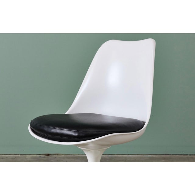 Set of 4 Eero Saarinen for Knoll Tulip Chairs in White & Black Leather For Sale - Image 17 of 18