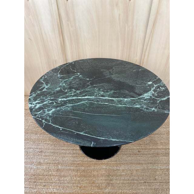 Round Tulip Table with Green Alpine Marble Top by Eero Saarinen for Knoll Inc. / Knoll International, 1980s For Sale - Image 9 of 13