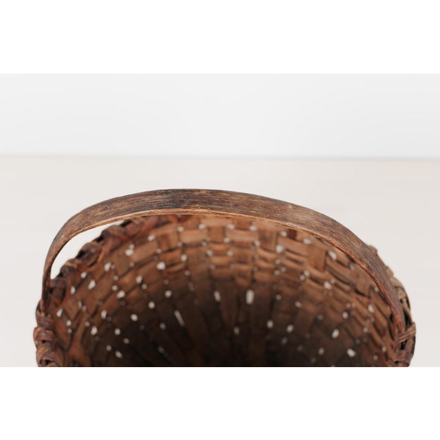 Late 19th to Early 20th Century Hand-Woven American Splint Gathering Basket For Sale - Image 4 of 11