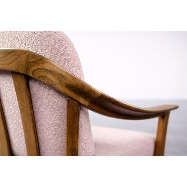 This pair of elegant armchairs was manufactured by the German Wilhelm Knoll factory during the 1970s. The rounded frame of...