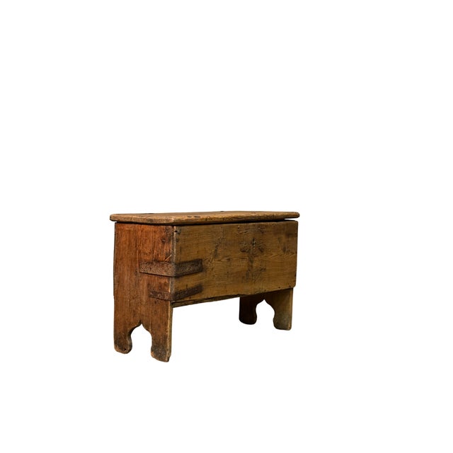 A small 18th-century fir wood chest from the village of Antagnod, at the foot of Monte Rosa. A simple and authentic piece,...