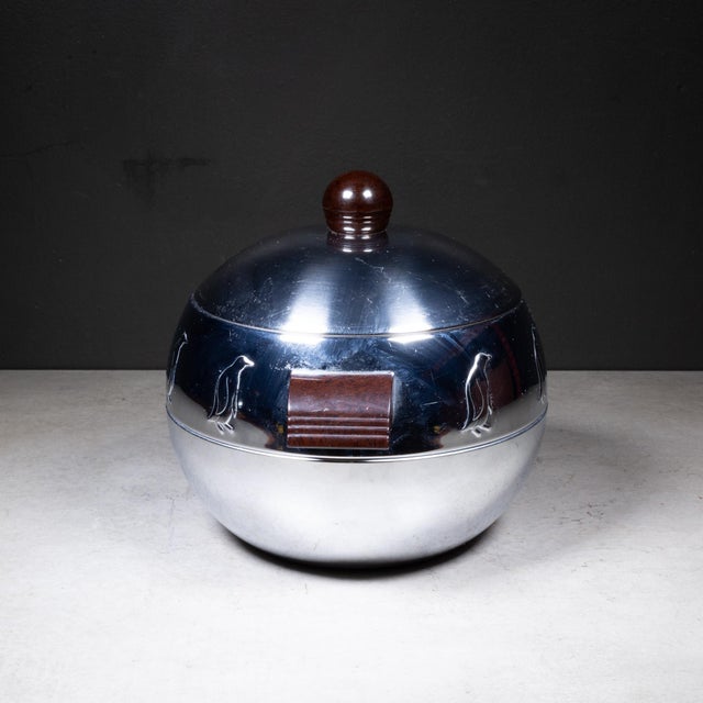 West Bend Mid-Century Penguin Chrome Ice Bucket With Bakelite Handles c.1960 For Sale - Image 4 of 8