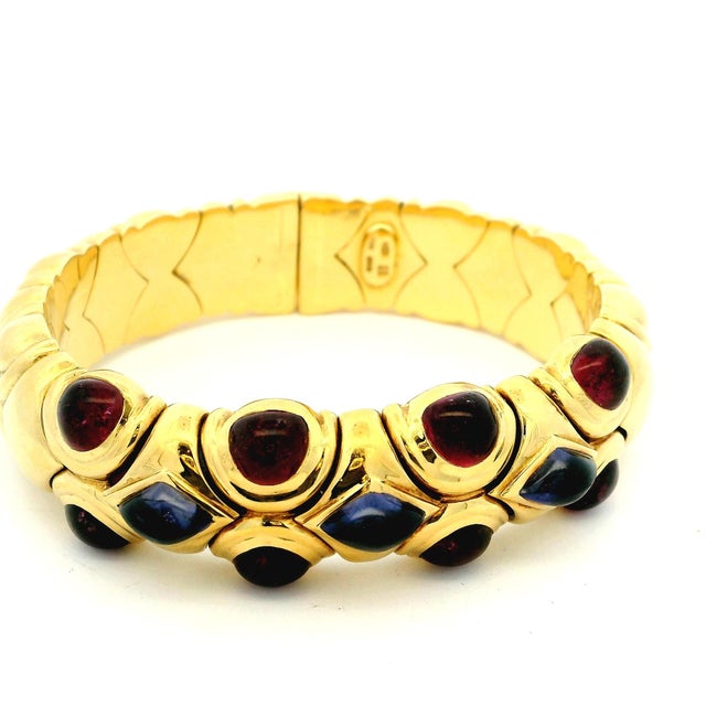 Italian 18k Gold Ruby Sapphire Cabochon Flexible Bangle Bracelet, 82 Grams, Circa 1990 For Sale - Image 10 of 11