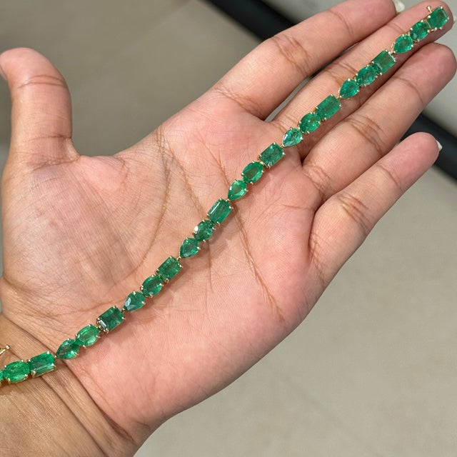 19.98ct Mix-Cut Natural Zambian Emerald Statement Bracelet in 14k Yellow Gold For Sale In New York - Image 6 of 17