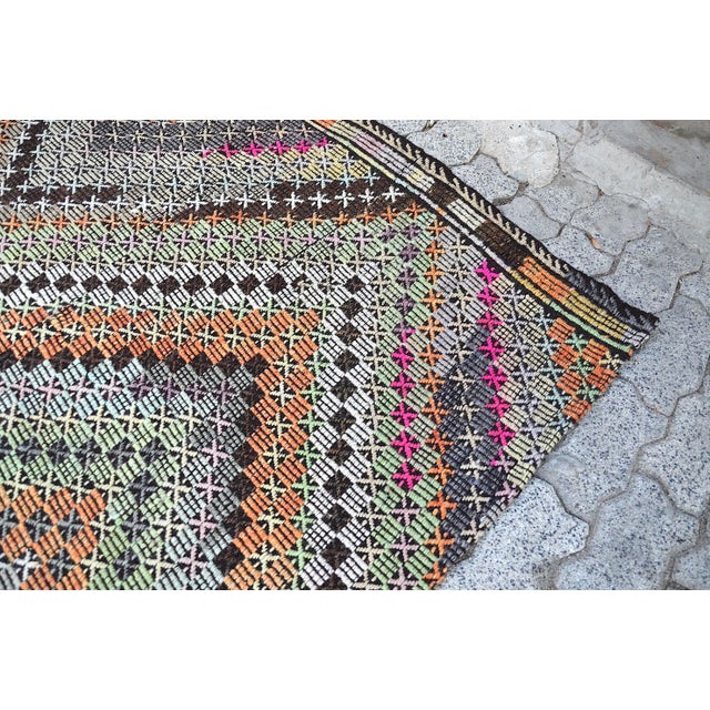 1960s Vintage Oversize Traditional Rug For Sale - Image 9 of 11