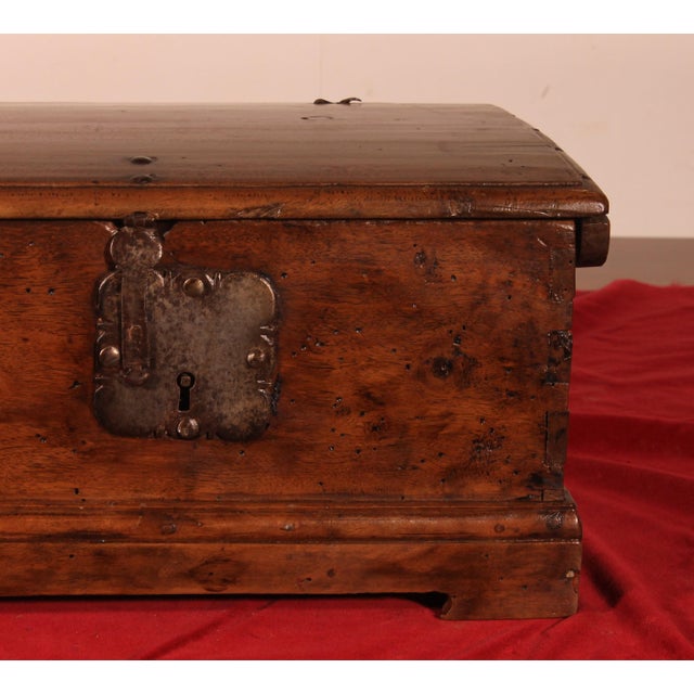 Exquisite Spanish Renaissance walnut table box - 17th century A very beautiful box featuring a lovely wrought iron keyhole...