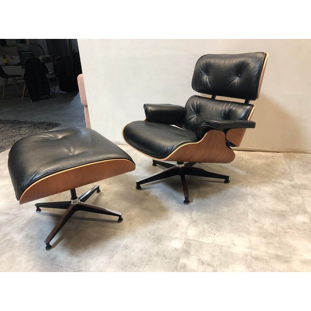 Herman Miller Set of Lounge Chair and Ottoman by Charles & Ray Eames for Herman Miller, 2010 For Sale - Image 4 of 9