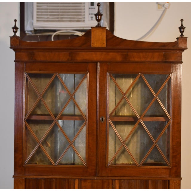 We are pleased to offer this gorgeous English Sheraton Hutch / secretary desk, from the 1860s. Made of Mahogany & flame...
