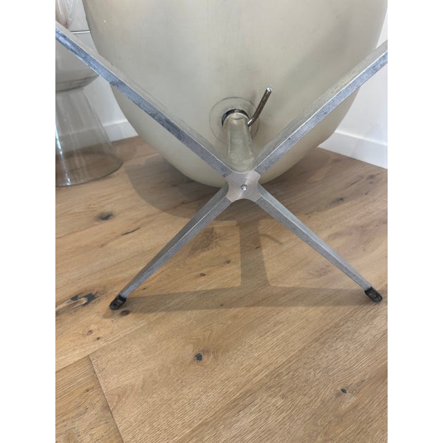 Metal First Edition Swan Chair in Beige Leather by Arne Jacobsen for Fritz Hansen, 1960s For Sale - Image 7 of 9
