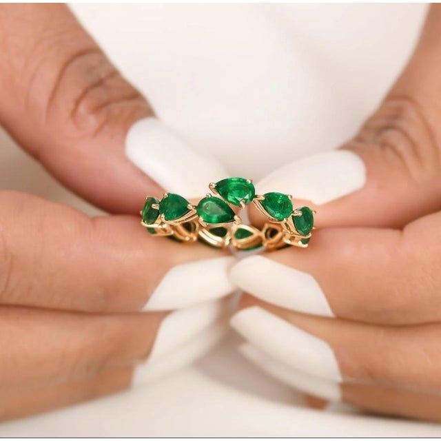 Natural 3.66 cts emerald zig zag band ring in 18k gold For Sale - Image 17 of 18
