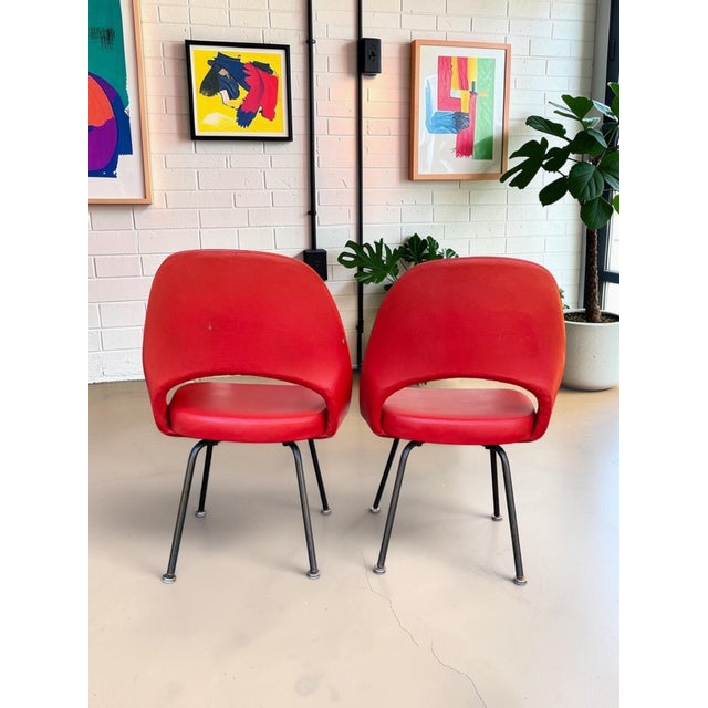 1950s 1950s Eero Saarinen for Knoll Executive Side Chairs in Red Vinyl - Pair For Sale - Image 5 of 14
