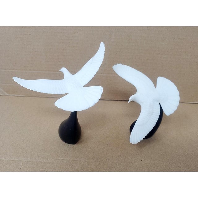 Vintage - Pair of John Perry Seagulls in Flight Figurines - Black Base - White Matte Pellucida For Sale - Image 11 of 15