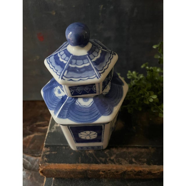 Early 20th Century Blue and White Chinoiserie Hexagon Shaped Tea Canister Grand Millennial Decor For Sale - Image 5 of 8