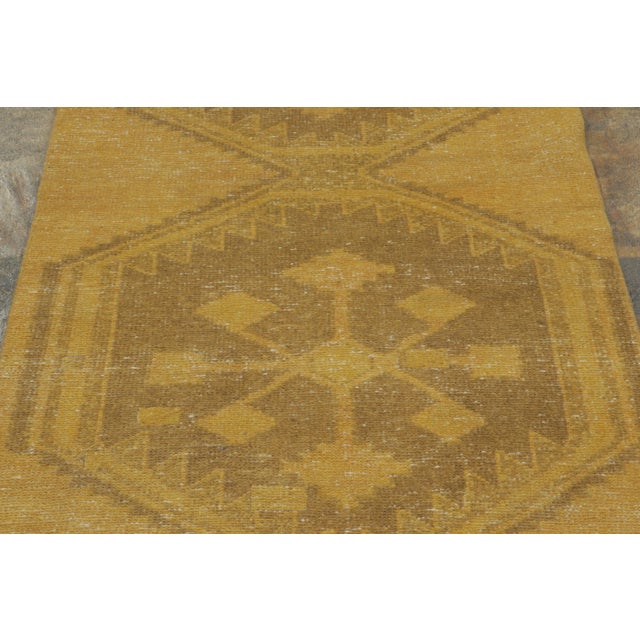 Rug & Kilim Vintage Turkish Runner With Golden Hexagonal Medallion Design - Rug & Kilim For Sale - Image 4 of 8