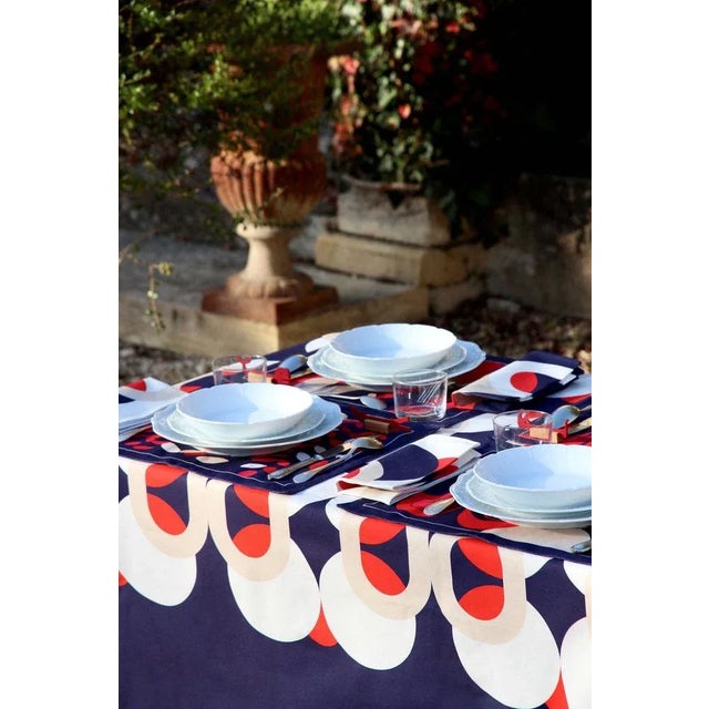Festive linen in linen and cotton made in France. The format is rectangular and perfectly suited to house 6 to 8 cutlery....