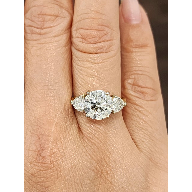 Modern 4.41 Ct 3-Stone Diamond Ring Set in 18k Yellow Gold Size 6.5 For Sale - Image 3 of 9