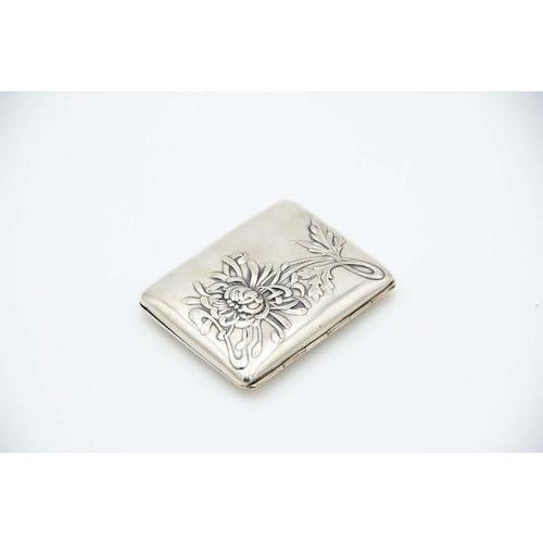 Rectangular Silver Cigarette Case with Relief Floral Motifs For Sale - Image 4 of 4
