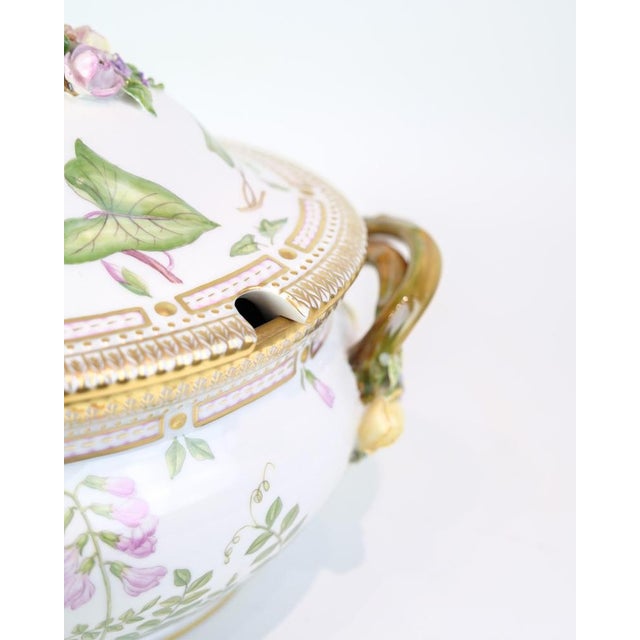 Royal Copenhagen Model 20/3559 Flora Danica Lidded Tureen in Porcelain from Royal Copenhagen For Sale - Image 4 of 16