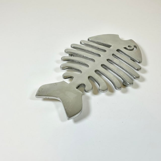 1980s Vintage Coastal Boho Chic Trompe L’Oeil Style Aluminum Fish Trivet For Sale - Image 10 of 13