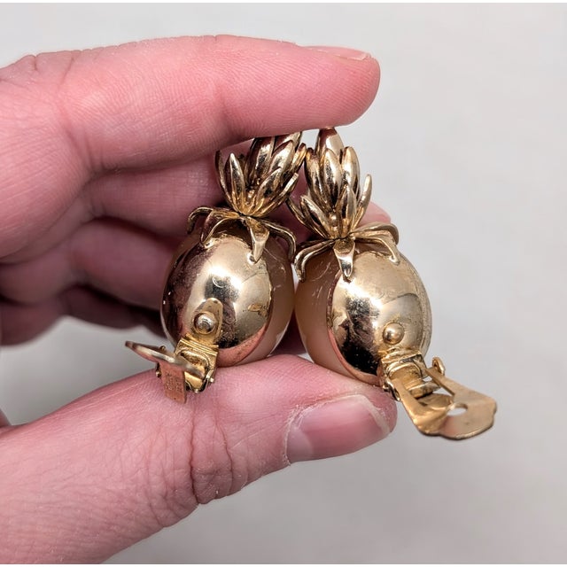 Vintage 1950s Signed Napier Goldtone Peach "Moonglow" Clip Earrings -2 Pieces For Sale In Philadelphia - Image 6 of 6