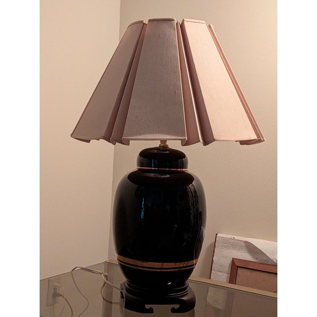 Late 20th Century Vintage Chinoiserie Black Porcelain Ginger Jar Floral Table Lamp With Shade For Sale - Image 5 of 11