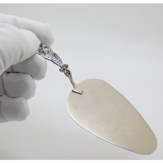 1980s Vintage Italian Handmade Genuine Silver Small Cake Server Flower Handle Presta Naples 800 Continental Silver Pastry Mignon Cupcake Server For Sale - Image 5 of 13